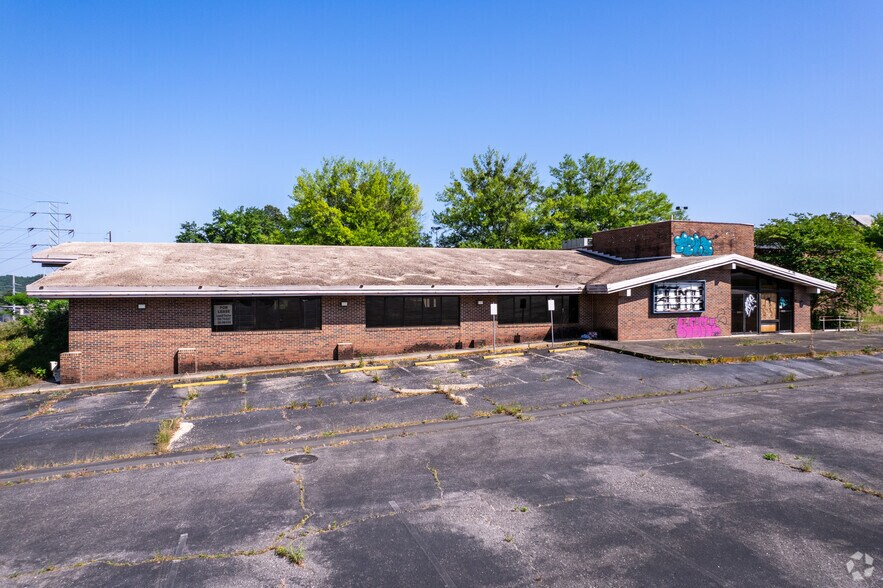 Primary Photo Of 7201 Crestwood Blvd, Birmingham Restaurant For Lease