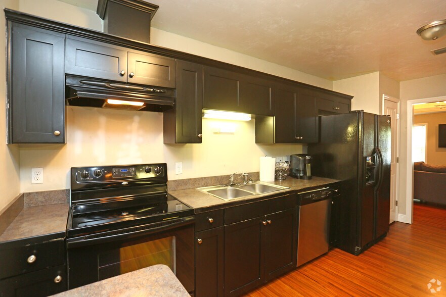 More Photos Of 1602 Airport Dr, Tallahassee Apartments For Sale
