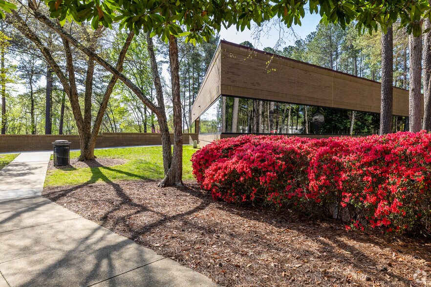 More Photos Of 2900 Highwoods Blvd, Raleigh Office For Lease