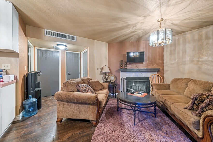 More Photos Of 23945-23947 Newhall Ave, Santa Clarita General Retail For Sale