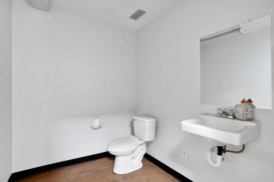 More Photos Of 8802 Corporate Square Ct, Jacksonville Unknown For Lease