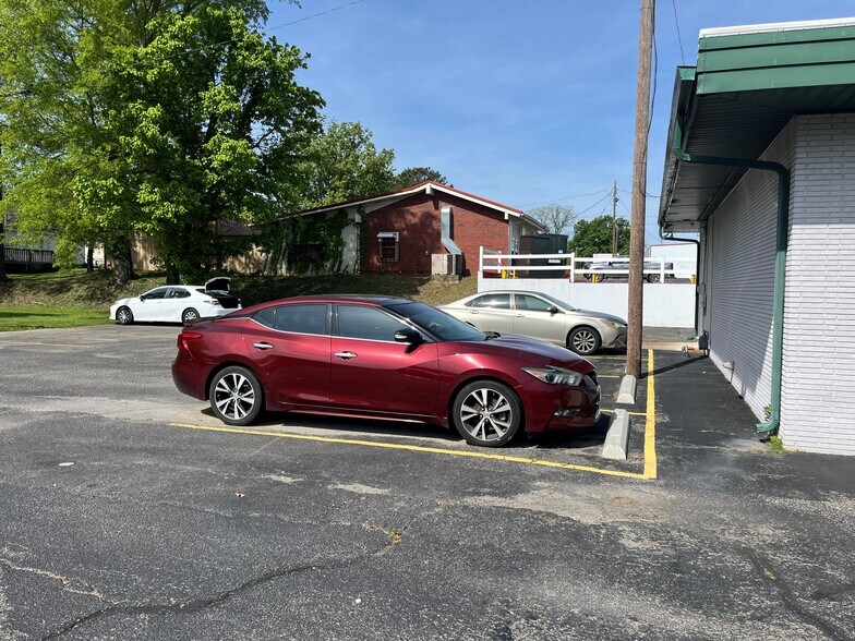 More Photos Of 403 E Wood St, Paris Office For Lease