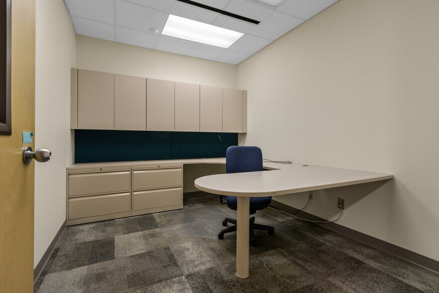 More Photos Of 1088 Springhurst Dr, Green Bay Office For Lease