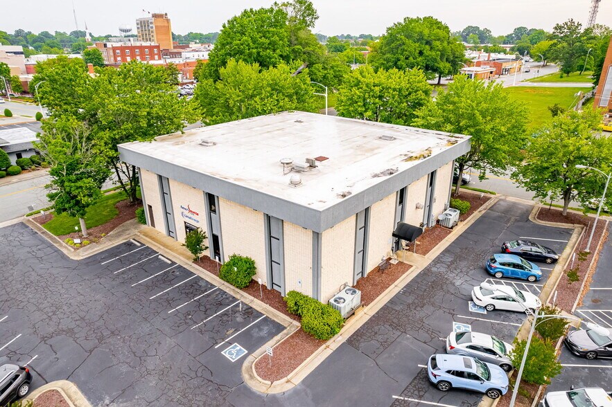 More Photos Of 508 S Lexington Ave, Burlington Office For Sale