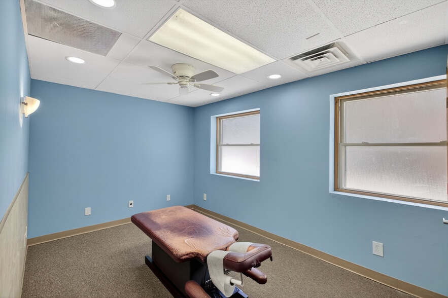 More Photos Of 133 N Glendale St, Wichita Office For Sale