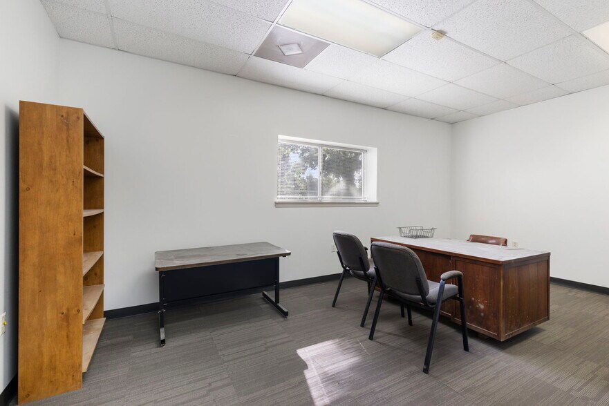 More Photos Of 13568 Oil Field Rd, Conroe Office Residential For Lease