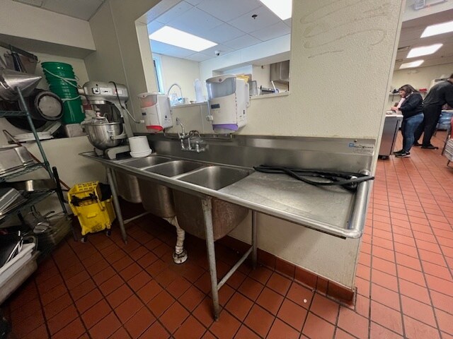 More Photos Of 98 W Main St, West Dundee Restaurant For Lease