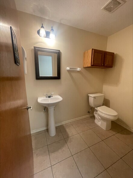 More Photos Of 17006 Seven Pines Dr, Spring Unknown For Lease