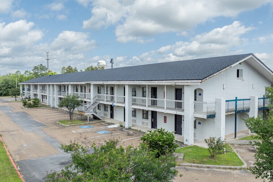 More Photos Of 2600 Ruth St, Sulphur Hotel For Sale