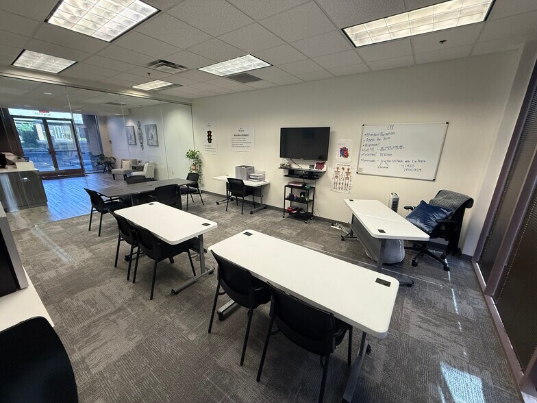 More Photos Of 17235 N 75th Ave, Glendale Unknown For Lease