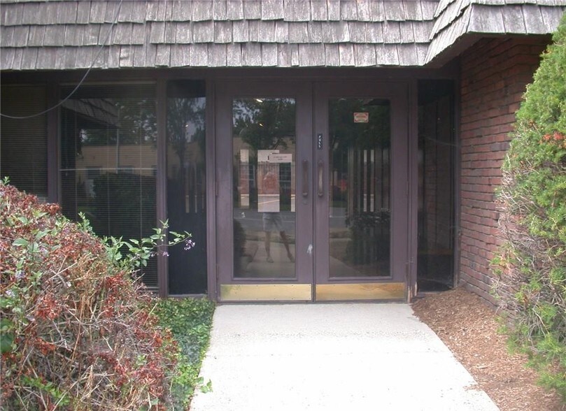 More Photos Of 18601 Mack Ave, Detroit Medical For Lease
