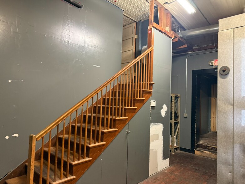 More Photos Of 312 South Ave, Springfield Bar For Lease