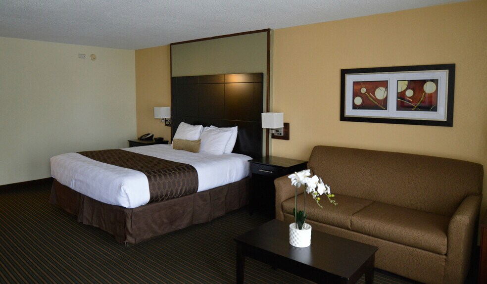 More Photos Of 810 Veterans Blvd, Del Rio Hotel For Sale