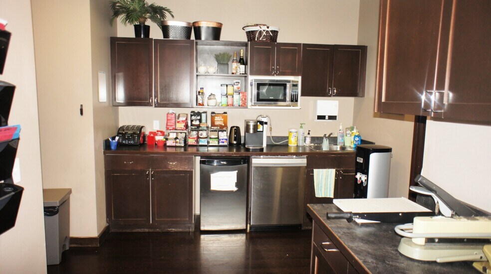 More Photos Of 9 Chippewa Rd, Sherwood Park Office For Lease