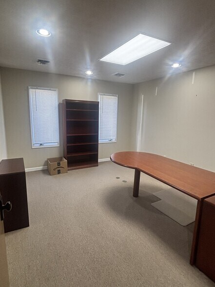 More Photos Of 1011 N Broadway St, Knoxville Office For Lease