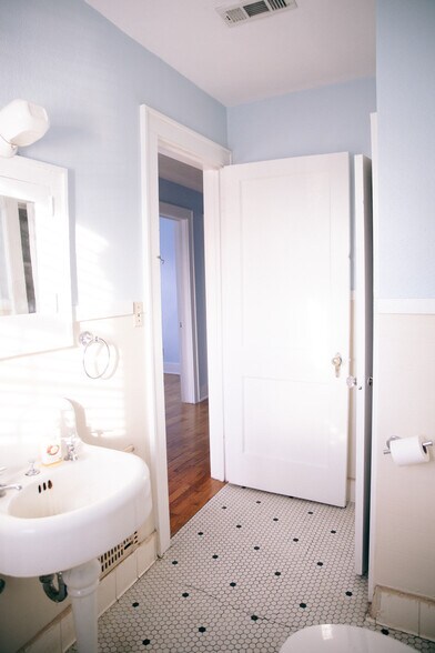 More Photos Of 355 N College Ave, Fayetteville Office For Sale