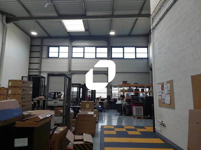 More Photos Of 3 Rue Du Groupe Manoukian, Élancourt Light Manufacturing For Lease