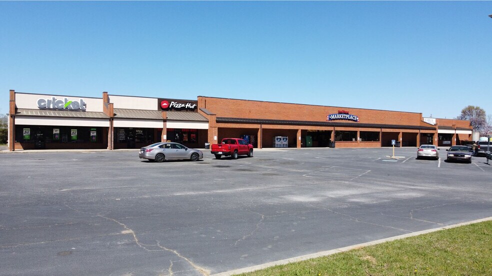 More Photos Of 140 W Dykes St, Cochran Supermarket For Lease