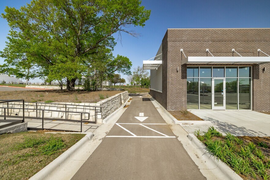 More Photos Of 160 W Loop 121, Belton Restaurant For Lease