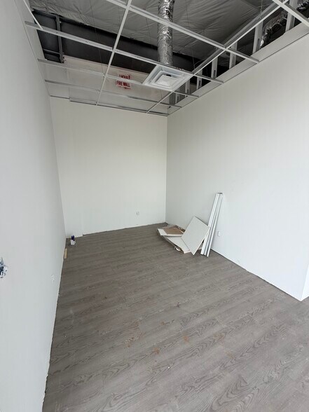 More Photos Of 2420 S 8th St, Rogers Flex For Lease