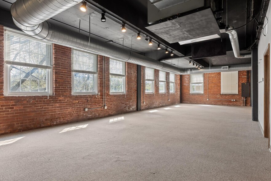 More Photos Of 407 Broad St, Chattanooga General Retail For Lease