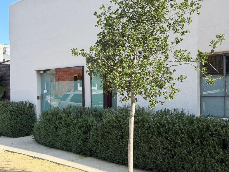 More Photos Of 9014 Lindblade St, Culver City Showroom For Lease