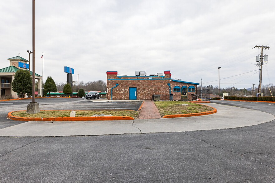 More Photos Of 4250 Fort Henry Dr, Colonial Heights Restaurant For Lease