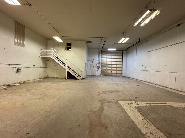 More Photos Of 815 Meridian St, Sault Sainte Marie Distribution For Sale