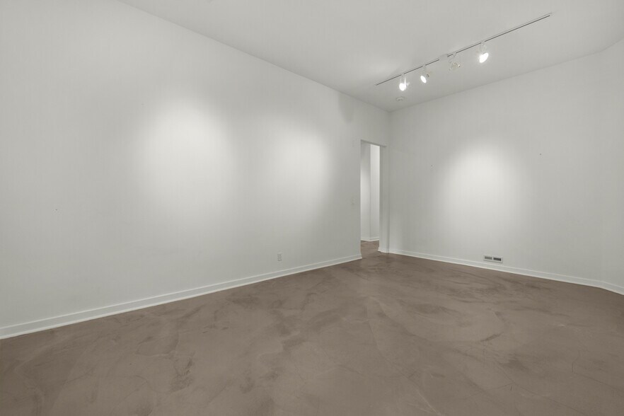 More Photos Of 809 S Holladay Dr, Seaside Showroom For Sale