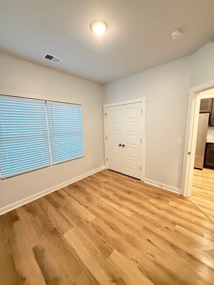 More Photos Of 422 Falls Pt SW, Madison Flex For Sale