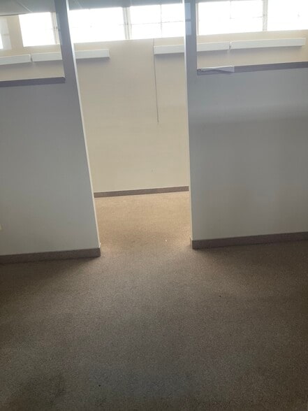 More Photos Of 100 Commerce Dr, Freehold Manufacturing For Lease