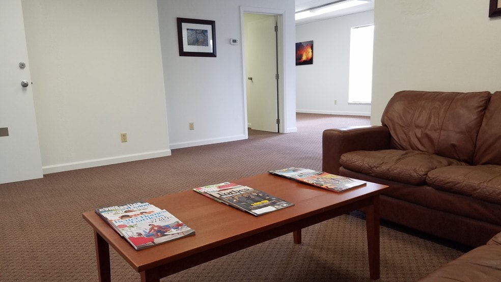 More Photos Of 515 Woodcrest Dr, Bloomington Medical For Lease