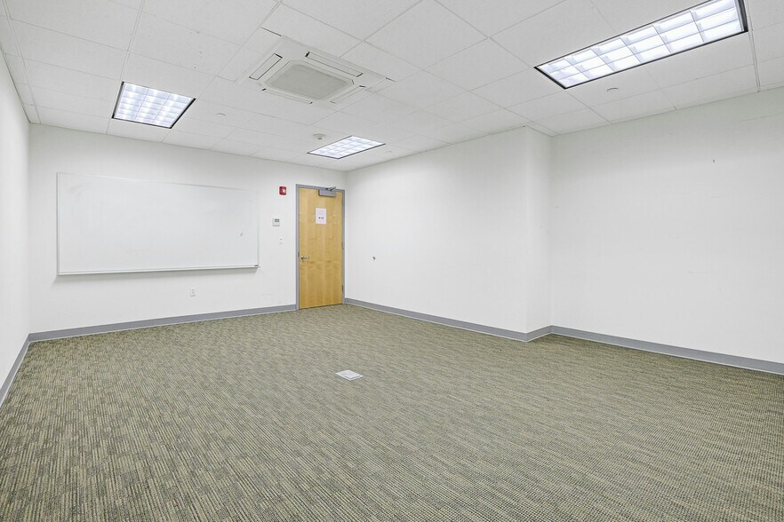 More Photos Of 31 W Broad St, Haverstraw Office For Lease