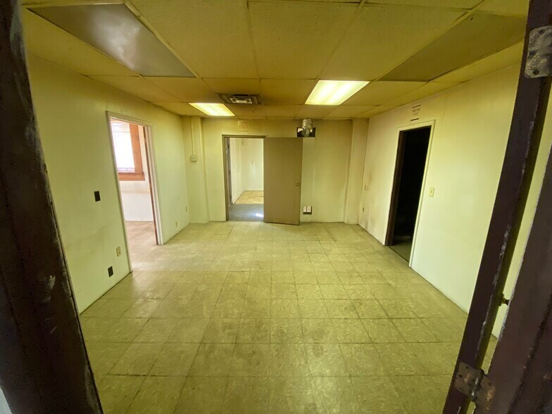 More Photos Of 221 W Cherry St, Butler Manufacturing For Lease