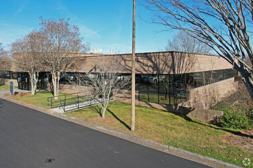More Photos Of 730 Highland Oaks Dr, Winston-Salem Medical For Sale