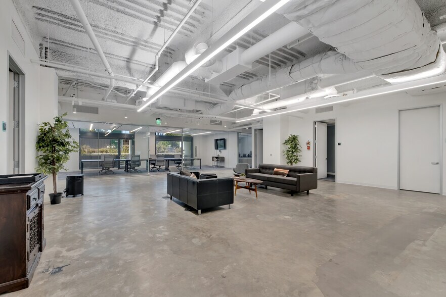 More Photos Of 15821 Ventura Blvd, Encino Office For Lease