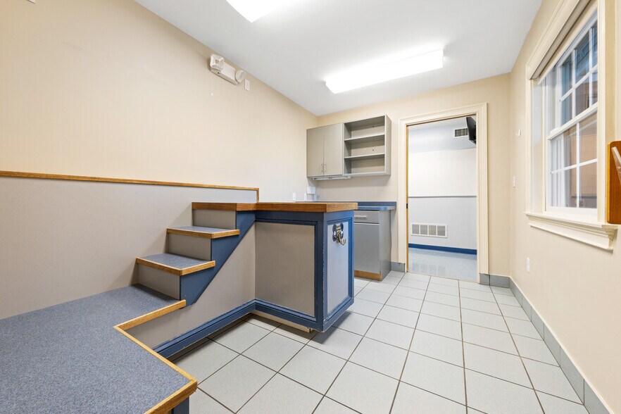 More Photos Of 25 Carlisle Rd, Westford Veterinarian Kennel For Sale