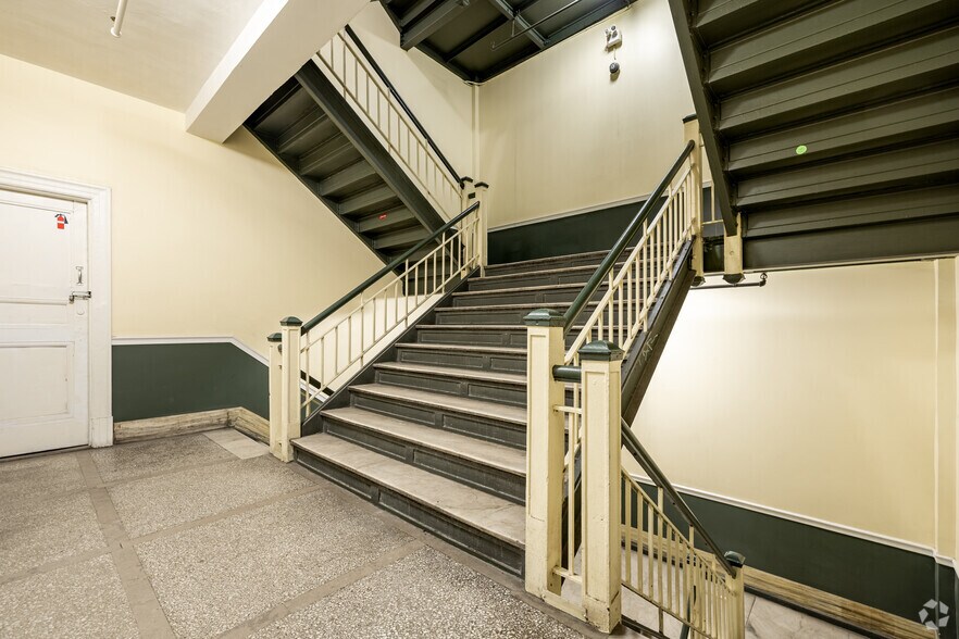 More Photos Of 350-390 Rue Sainte-Catherine O, Montréal Loft Creative Space For Lease