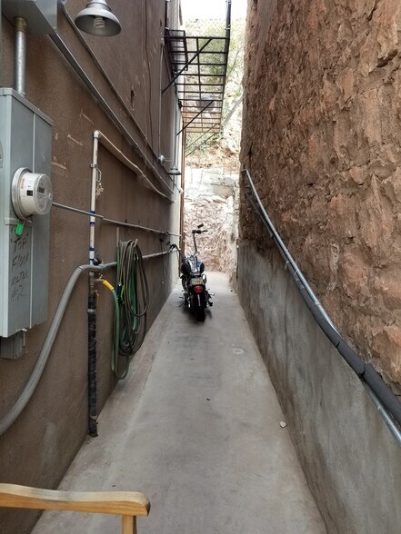 More Photos Of 213 Chase Creek St, Clifton Specialty For Sale