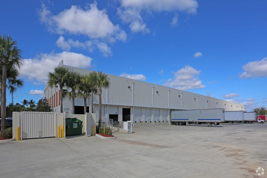 More Photos Of 2211 Vista Pky N, West Palm Beach Warehouse For Lease