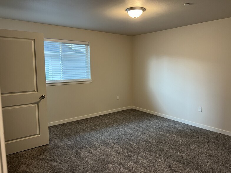 More Photos Of 972 N 2nd St, Jefferson Multifamily For Sale