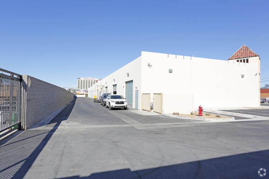 More Photos Of 5045 Rogers St, Las Vegas Showroom For Lease