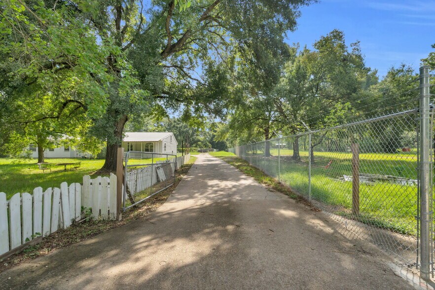 More Photos Of 22830 Fritz Ln, Spring Office Residential For Lease
