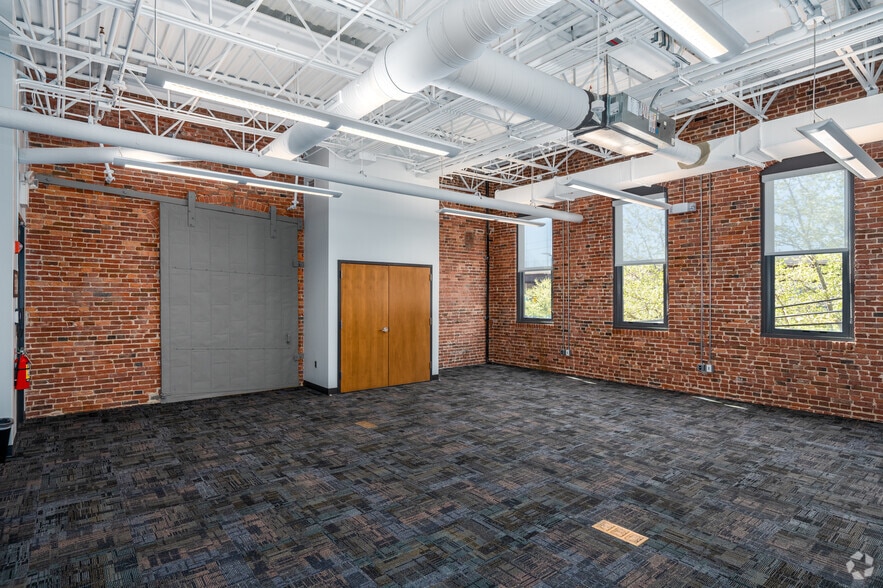 More Photos Of 180 W Ostend St, Baltimore Office For Lease