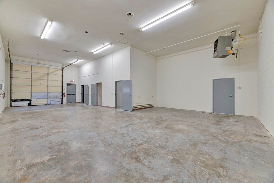 More Photos Of 2213 Ogletown Rd, Newark Warehouse For Lease
