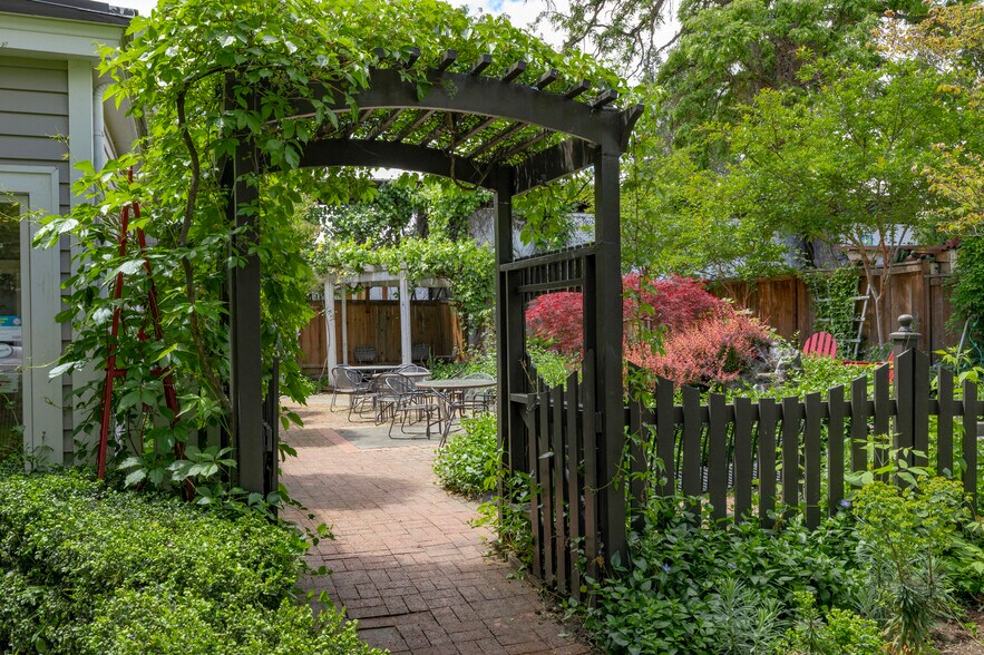 More Photos Of 240 E California St, Jacksonville Hotel For Sale