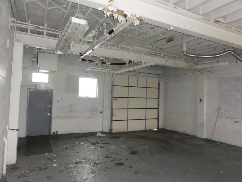 More Photos Of 19024 Florida St, Roseville Showroom For Sale