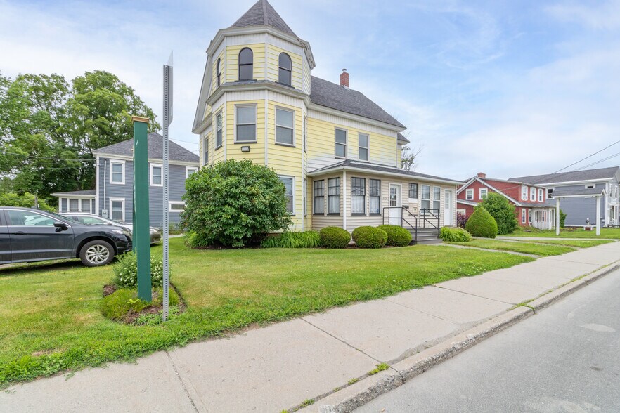 More Photos Of 375 E Main St, Newport Office For Sale