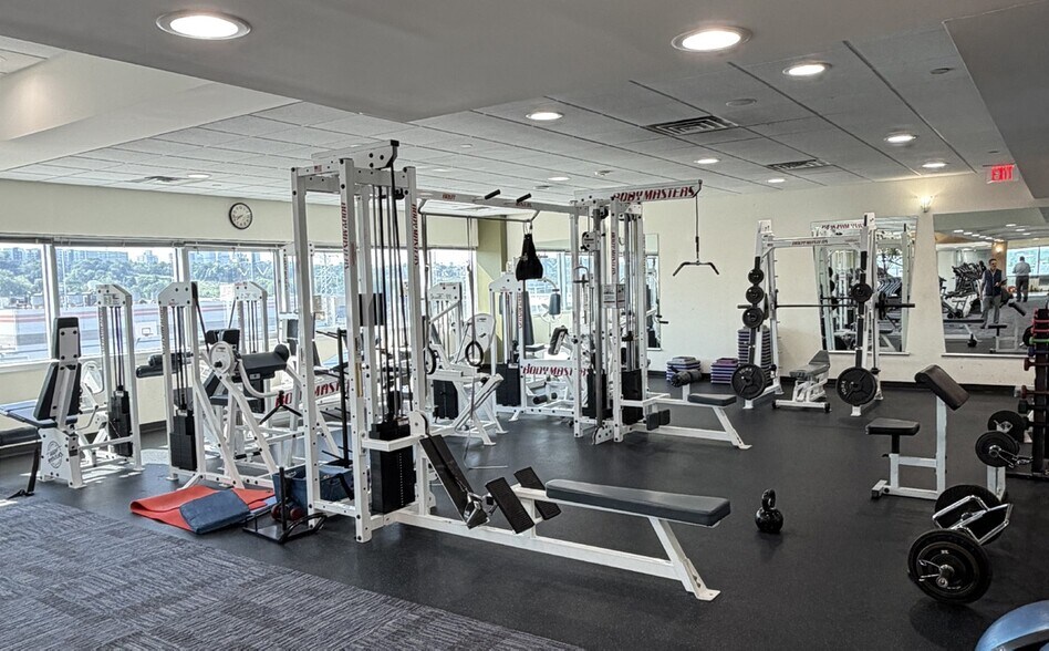More Photos Of 5901 West Side Ave, North Bergen Office For Lease