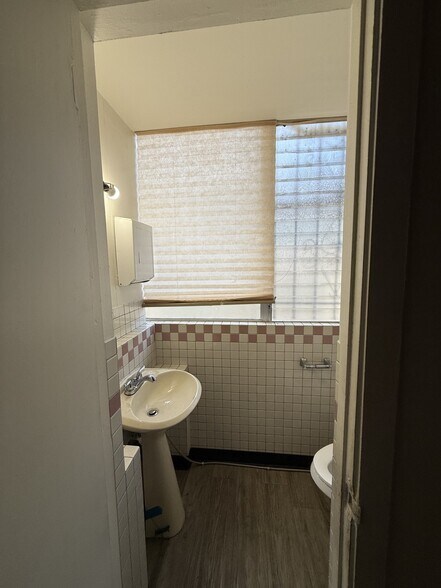 More Photos Of 931 University Ave, Honolulu General Retail For Sale